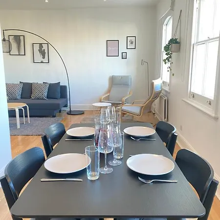 Charming & Bright 2-bed Apt Close To Station *