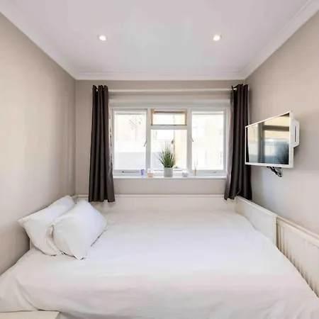 Location In - Kings Road 3-bed With Terrace, Ac & Netflix Apartment London