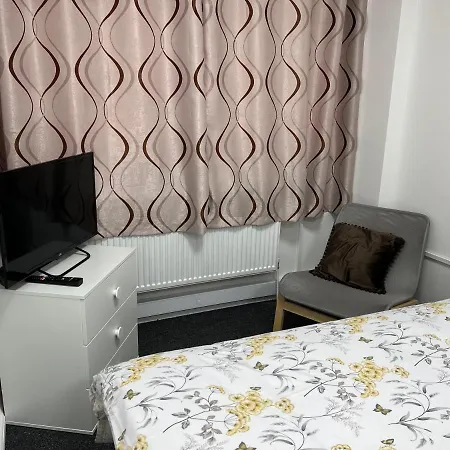 Mj Service - With Skyline View Close To Tube Station - *