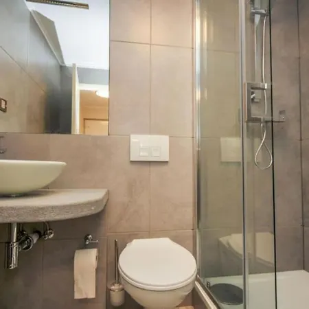 Morden Flat Close To Dlr Station With Free Parking