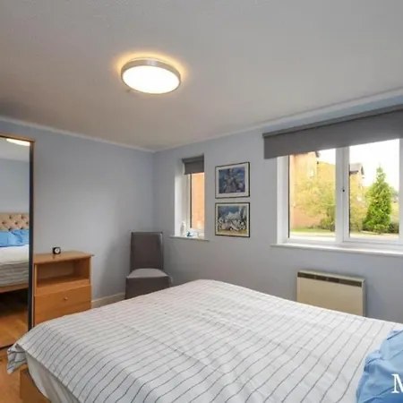Morden Flat Close To Dlr Station With Free Parking