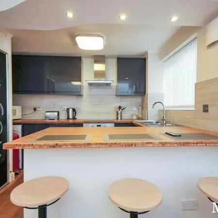 Morden Flat Close To Dlr Station With Free Parking