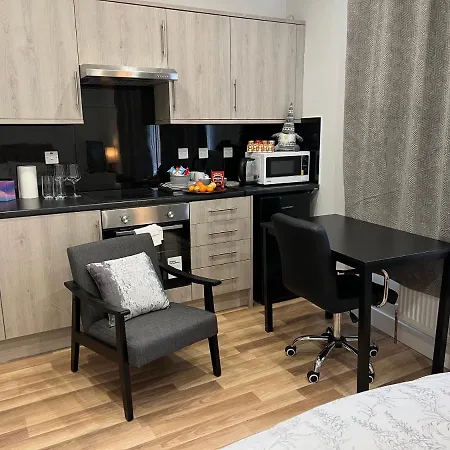 La Vie - Entire - Next To District Elizabeth Line Tube Station - Near London & Wembley *