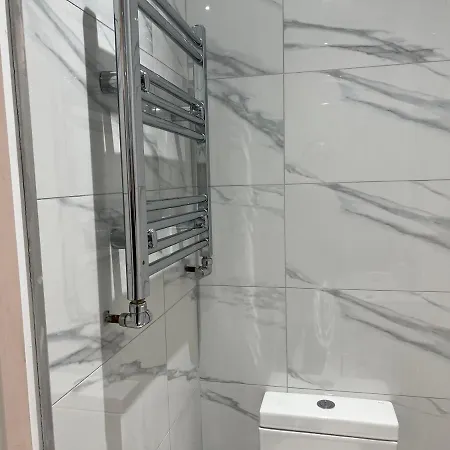 Park View Serviced - Next To Northolt Tube Station - Near London & Wembley *