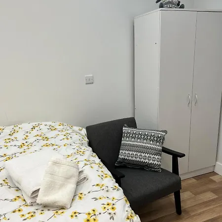 Apartment Park View Serviced - Next To Northolt Tube Station - Near London & Wembley