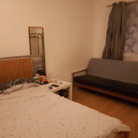 Private In 3 Bedroom Flat!! Hostel London