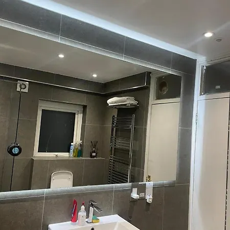 Balham, South Spacious 3 Homestay *