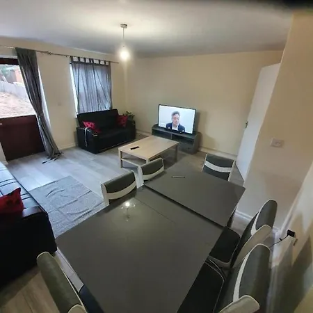 Close To Central - 4 Bedroom House, 8 Beds, Sleepps 14, Free Parking Ferienhaus London