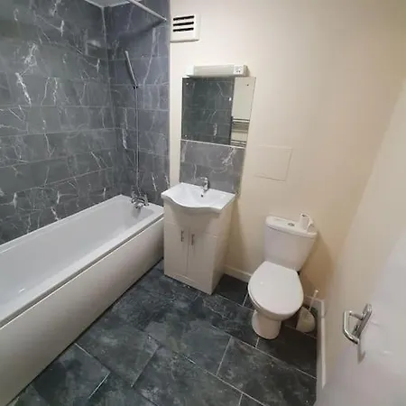 Close To Central - 4 Bedroom House, 8 Beds, Sleepps 14, Free Parking London