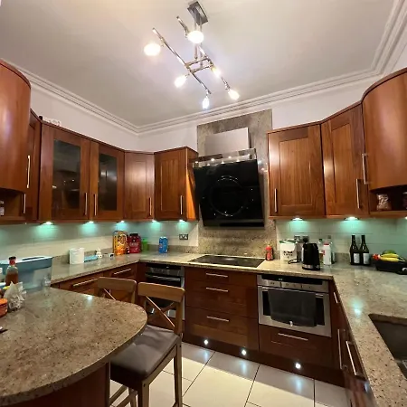 Guest house Luxury Specious In Central *