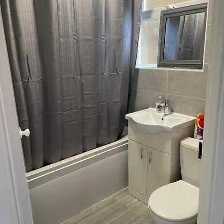 Entire Lovely 2 Bedroom With Private Garden & Free Street Parking Apartment