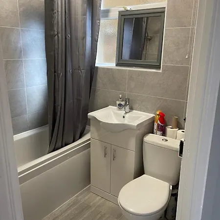 Entire Lovely 2 Bedroom With Private Garden & Free Street Parking London