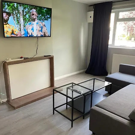 Apartment Entire Lovely 2 Bedroom With Private Garden & Free Street Parking London