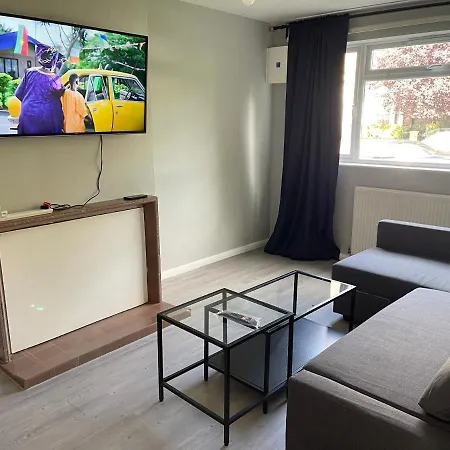 Entire Lovely 2 Bedroom With Private Garden & Free Street Parking Apartment London