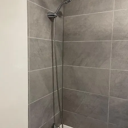 Apartment Entire Lovely 2 Bedroom With Private Garden & Free Street Parking