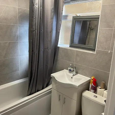 Entire Lovely 2 Bedroom With Private Garden & Free Street Parking Apartment *
