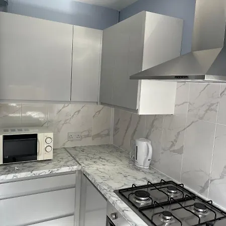 Apartment Entire Lovely 2 Bedroom With Private Garden & Free Street Parking London