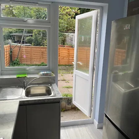 Entire Lovely 2 Bedroom With Private Garden & Free Street Parking London