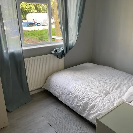 Apartment Entire Lovely 2 Bedroom With Private Garden & Free Street Parking