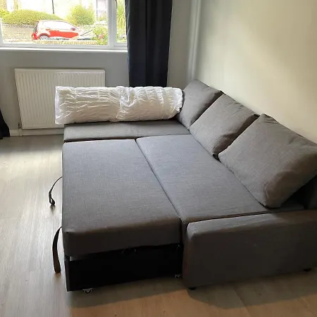 Entire Lovely 2 Bedroom With Private Garden & Free Street Parking Apartment