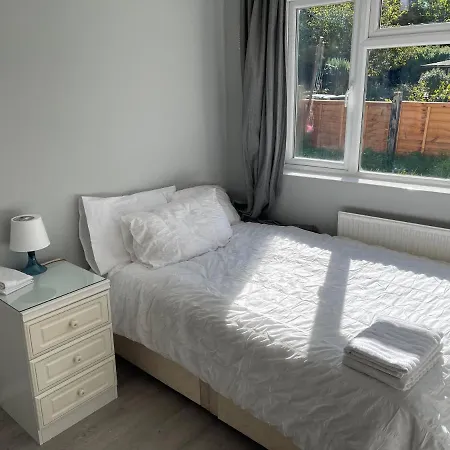 Apartment Entire Lovely 2 Bedroom With Private Garden & Free Street Parking London