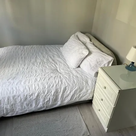 Entire Lovely 2 Bedroom With Private Garden & Free Street Parking * London