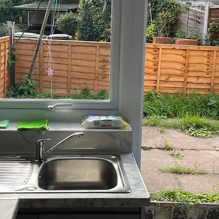 Apartment Entire Lovely 2 Bedroom With Private Garden & Free Street Parking