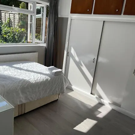 Apartment Entire Lovely 2 Bedroom With Private Garden & Free Street Parking