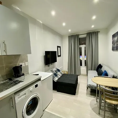 424 Edgwar Road Apartment