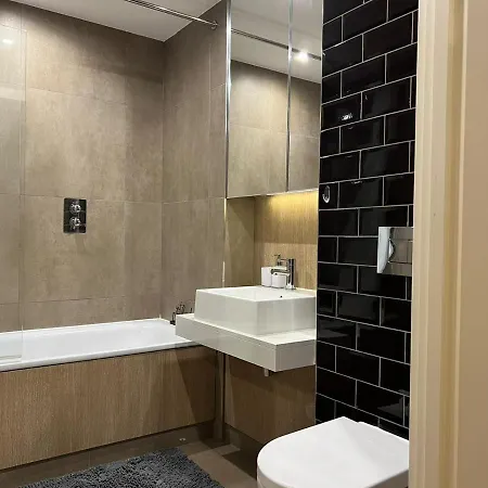 Beautiful In Wembley Apartment London