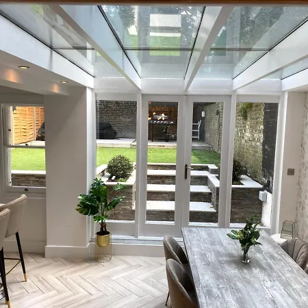 Modern Luxurious 3 Bed Flat With Private Garden & Bbq