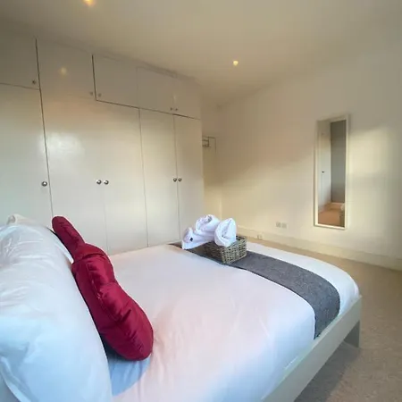 Charming & Bright 2-bed Apt Close To Station Apartment *