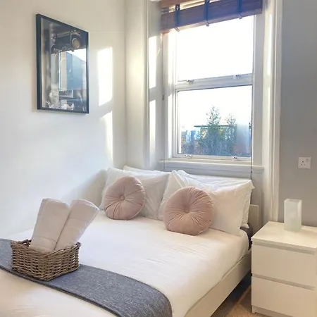 Charming & Bright 2-bed Apt Close To Station