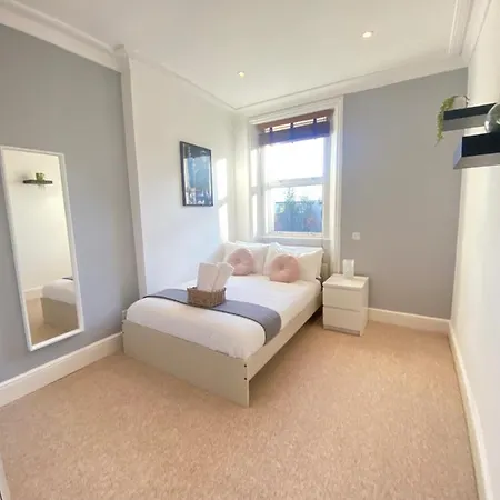 Apartment Charming & Bright 2-bed Apt Close To Station London