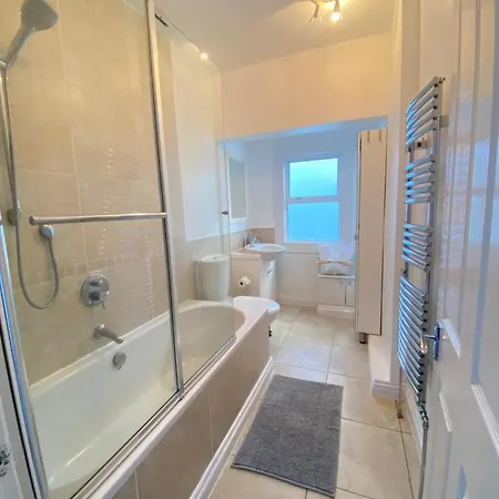 Charming & Bright 2-bed Apt Close To Station Apartment *