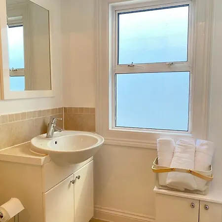 Apartment Charming & Bright 2-bed Apt Close To Station *