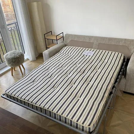 Apartment Spacious 1 Bedroom Flat In