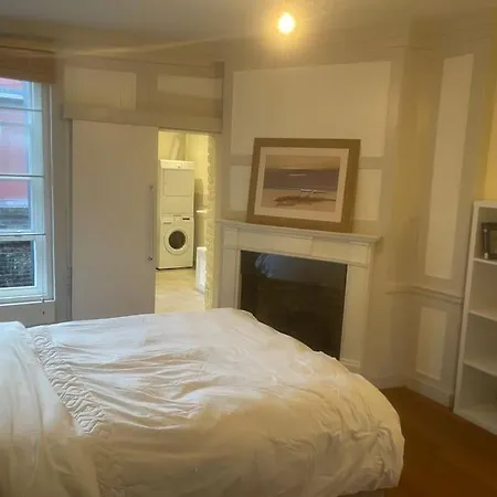 Spacious 2 Bedroom In The Heart Of Soho. *