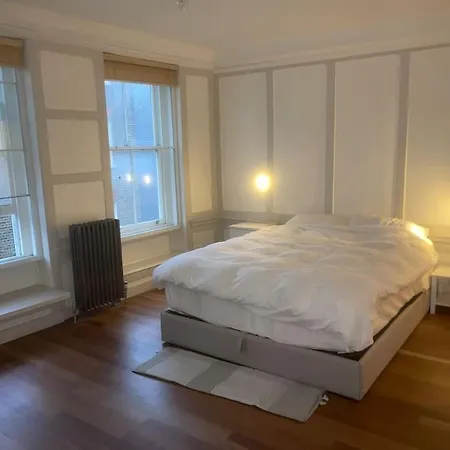 Spacious 2 Bedroom In The Heart Of Soho.