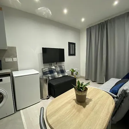 424 Edgwar Road Apartment *