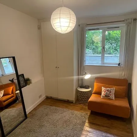Lovely 2-bed With Patio Near Camden London