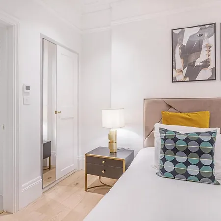 Royal Kensington In Cromwell Road * London