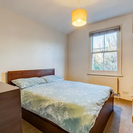 Lovely Place, Perfect For Family And Business Travellers Ideally Located Between The Commons