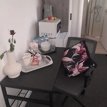 Mj Service - With Skyline View Close To Tube Station - London