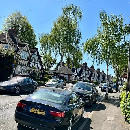 Beddington Park East Guest house *