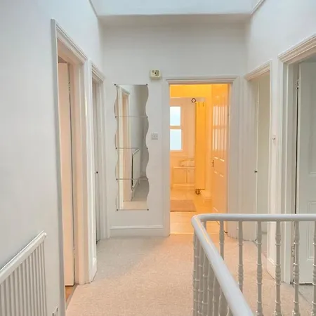 Charming & Bright 2-bed Apt Close To Station Apartment *