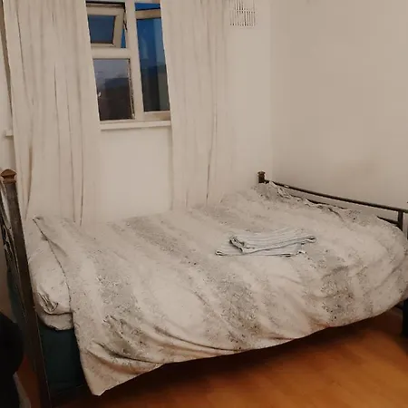 Hostel Private In 3 Bedroom Flat!! *