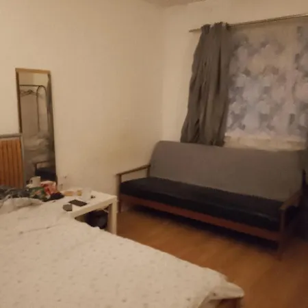 Private In 3 Bedroom Flat!! Hostel