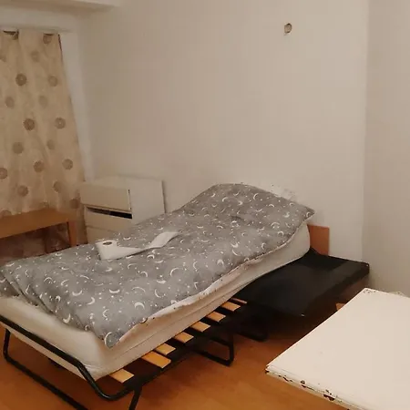 Private In 3 Bedroom Flat!! Hostel London