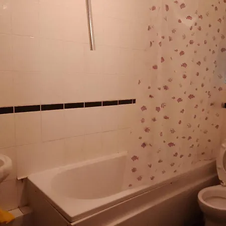 Private In 3 Bedroom Flat!! Hostel